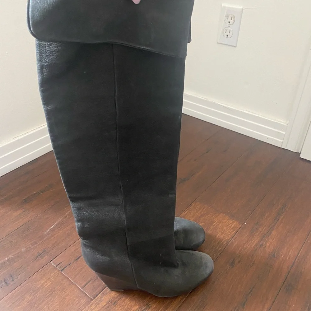 Ash wedge boots